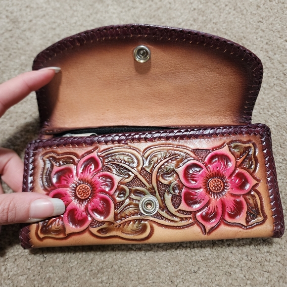 NWOT Pink Green Tan Floral Embossed Leather Wallet - Picture 5 of 6